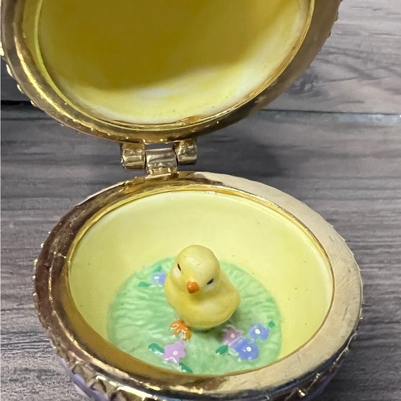 HALLMARK NIB 2001 EASTER EGG SURPRISE “Chick” #3 FINE PORCELAIN SPRING ORNAMENT - Picture 5 of 8